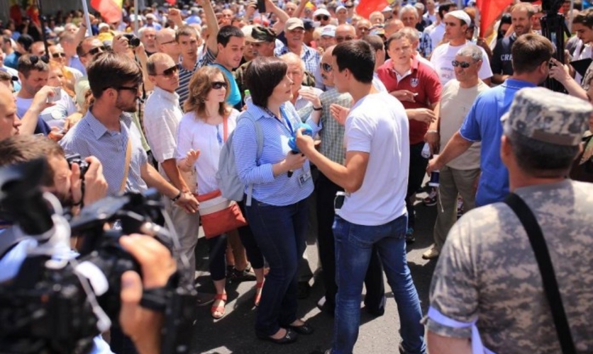 Протестующие атаковали неугодных журналистов