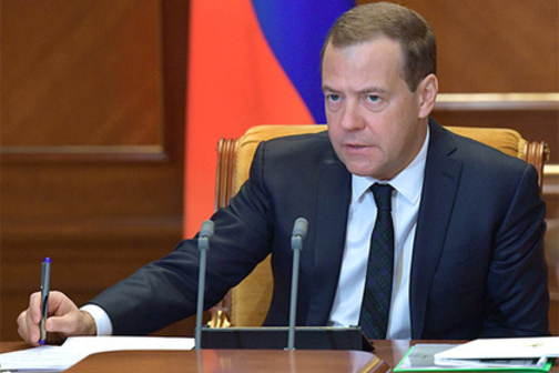 Медведев объявил о повышении пенсионного возраста
