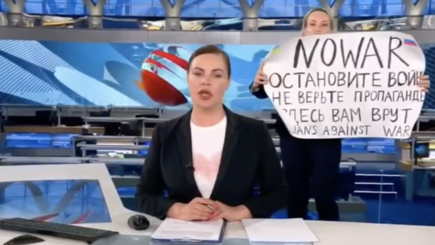 Во время прямого эфира российского Первого канала в студию выбежала девушка с плакатом «Нет войне»