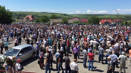 Тысячи человек вышли на митинг и требуют изменения избирательной системы