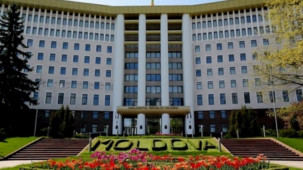 ОБНОВЛЯЕТСЯ. Заседание парламента: на фоне маршруточников и новогодней ёлки