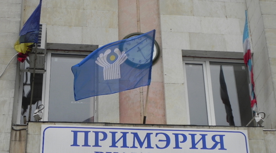 Флаг СНГ поднимается в Молдове