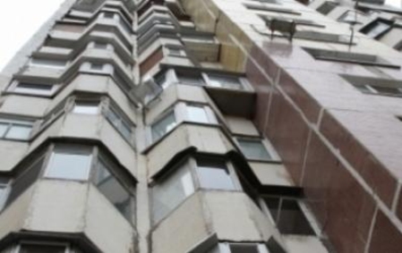 Спасаясь от насильников, девушка прыгнула с 3-го этажа