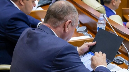 Планшеты для депутатов установили, информационные системы протестировали, но голосование все еще проводится путем поднятия руки