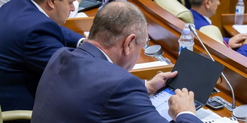 Планшеты для депутатов установили, информационные системы протестировали, но голосование все еще проводится путем поднятия руки