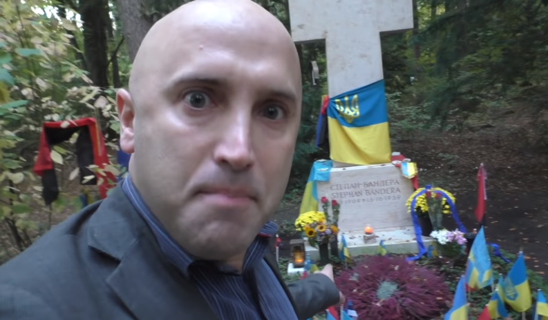 Скандальный кремлевский пропагандист осквернил могилу Бандеры: появилось видео