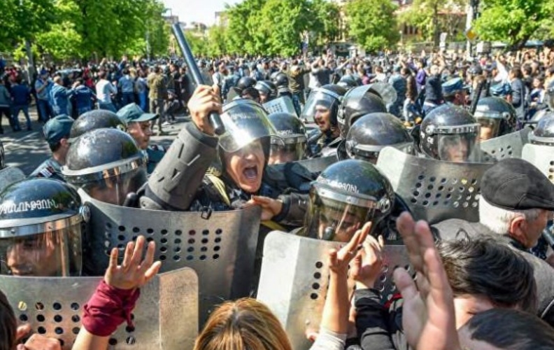 Армянский политолог о протестах в Ереване: очень вероятно, что власти пойдут на разгон