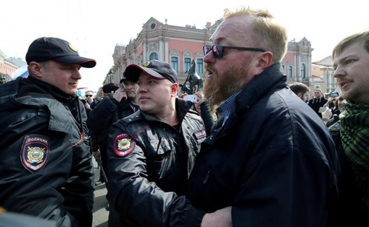 Видео: Милонова поколотили на митинге ЛГБТ в Петербурге