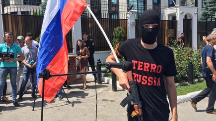 Перед российским посольством в Кишиневе прошел протест