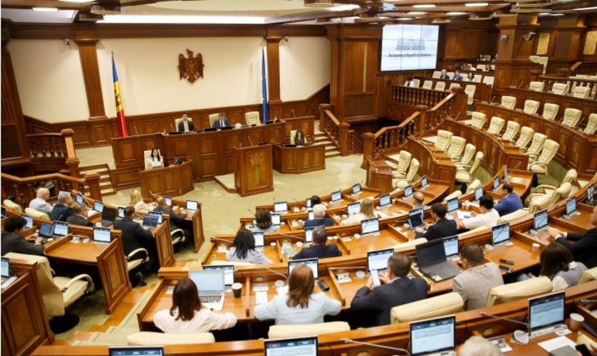 Закрылась внеочередная сессия парламента