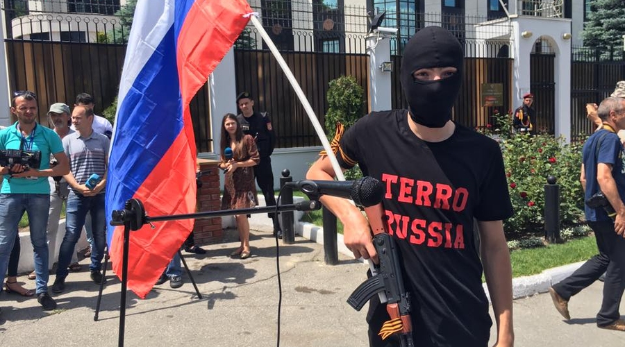 Перед российским посольством в Кишиневе прошел протест