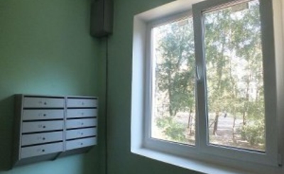 В подъездах столичных домов заменят окна и двери
