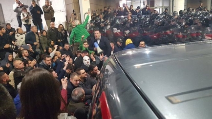Белград кипит: протестующие идут на штурм дворца Вучича