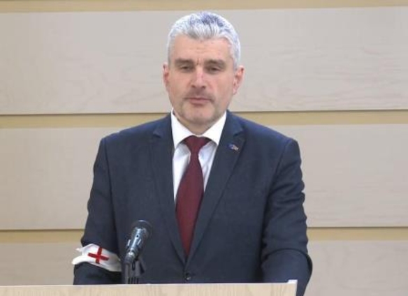 А.Слусарь всё ещё бьётся в Фейсбуке за молдавский карьер в Украине.