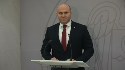 Министр внутренних дел, переболевший коронавирусом, вышел на работу