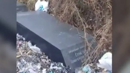 Выброшенные на свалку надгробия героев СССР попали на видео