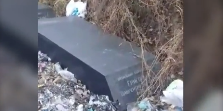 Выброшенные на свалку надгробия героев СССР попали на видео