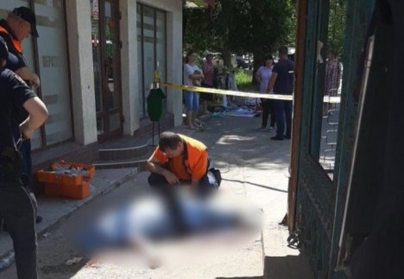Автомобиль въехал в остановку на Ботанике: есть жертвы