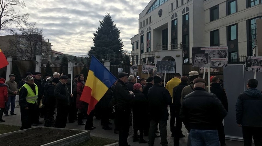 В Кишиневе прошел протест “Стоп Додон”. Участники требовали отставки президента и премьер-министра, а также вывода российских войск