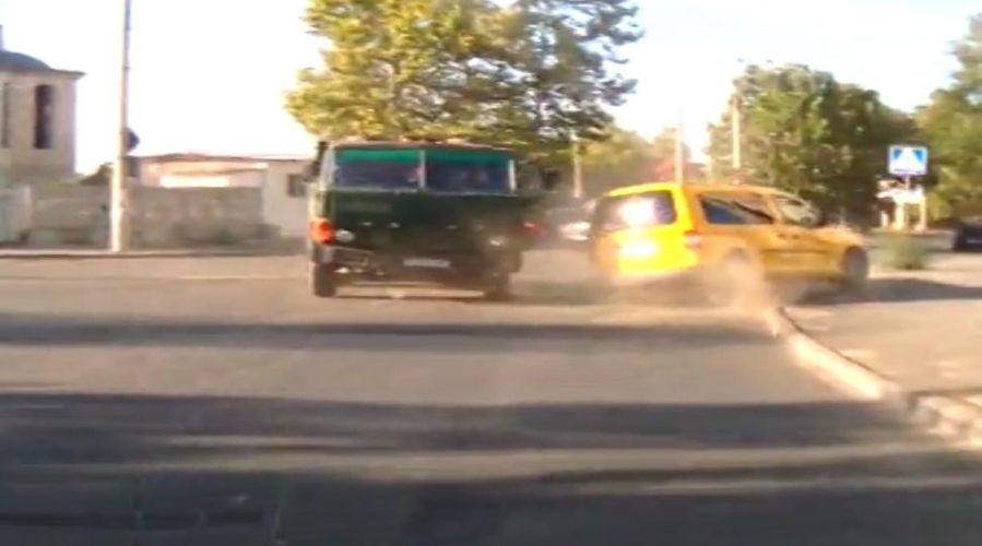 В столице грузовик столкнулся с автомобилем