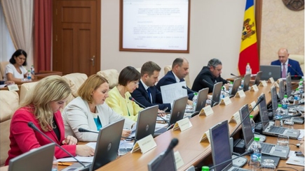 Правительство увеличило ежемесячные пособия по содержанию детей