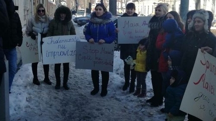 Молодые мамы устроили флешмоб перед офисом Майи Санду