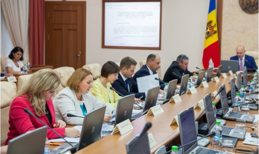 Правительство увеличило ежемесячные пособия по содержанию детей