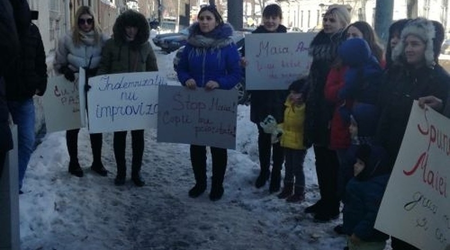 Молодые мамы устроили флешмоб перед офисом Майи Санду