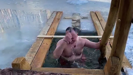 Купание в крещенской проруби — народная традиция, а не церковная