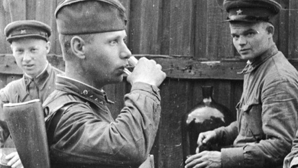 Война под градусом. Как «наркомовские 100 грамм» побеждали страх и стресс