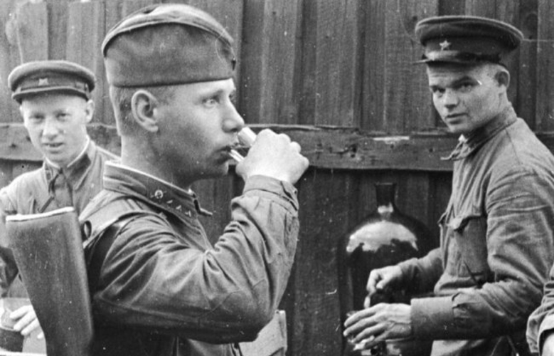 Война под градусом. Как «наркомовские 100 грамм» побеждали страх и стресс