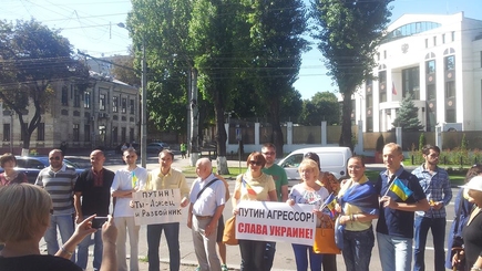 У посольства  РФ в Кишиневе прошла акция протеста в знак солидарности с Украиной