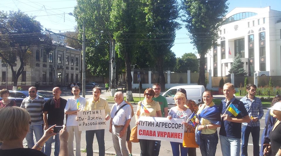 У посольства РФ в Кишиневе прошла акция протеста в знак солидарности с Украиной