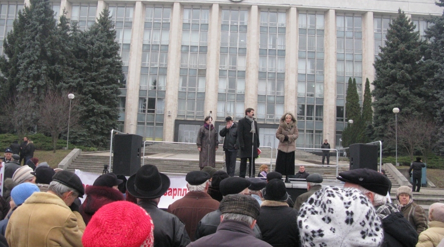 СДП: митинг и социальные и экономические требования. ПКРМ: митинг  и лозунги «Долой!»