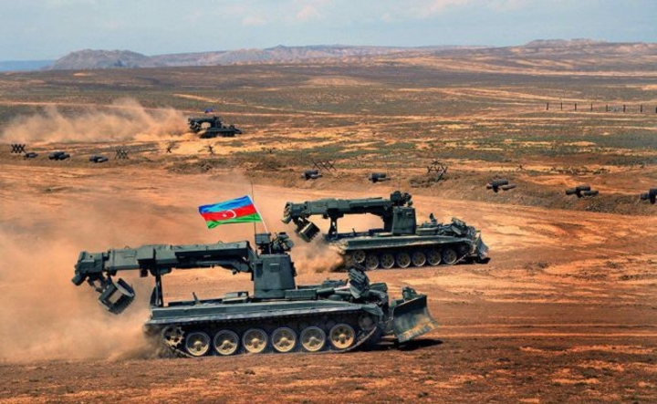В Карабахе — решающее сражение: азербайджанские войска прорвались к Шуше, самому центру непризнанной республики. 
