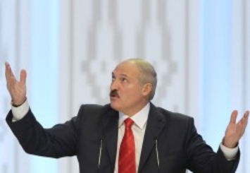 Лукашенко объявил, что превзошел Путина: поймал в реке Припять сома весом 57 кг