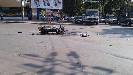 Утром в Кишинёве столкнулись мотоцикл и автомобиль